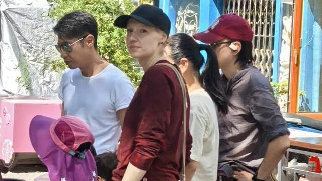 撒贝宁老婆近照曝光，36岁老态尽显，网友调侃：外国媳妇老得太快