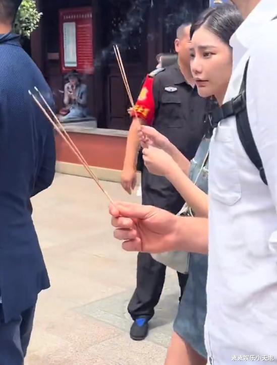 小梅带汪小菲到寺庙上香，帮汪家求财神，全力支持张兰事业