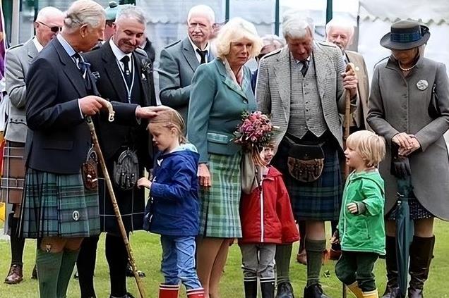 戴安娜孙女夏洛特秒杀卡米拉孙女,一看就是真正的贵族,基因完胜