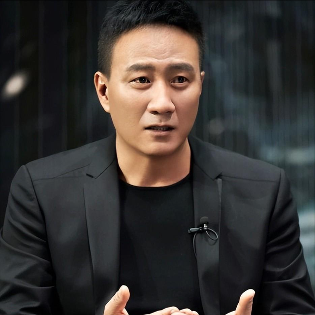 他是胡军的父亲,我国著名歌唱家,打过仗,留过洋,娶了个好媳妇