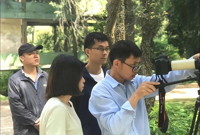 唐尚珺开车回老家:手动挡技术娴熟,一路拍视频,网友夸他很专业