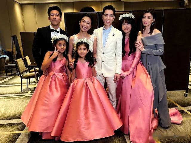 贾静雯修杰楷一家五口参加萧敬腾和林有慧的婚礼,三个女儿好养眼