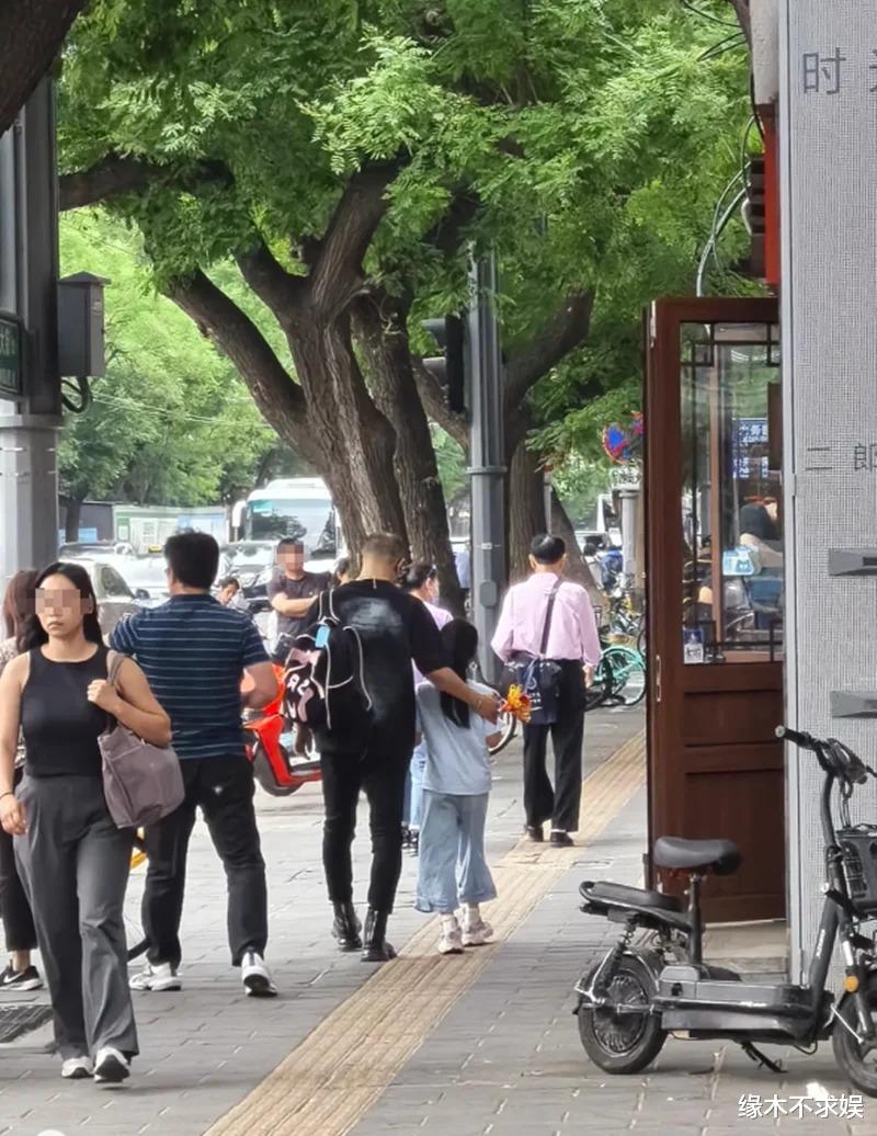 汪峰机场接一双儿女，对待醒醒态度反差大，江小宴说得真没错！