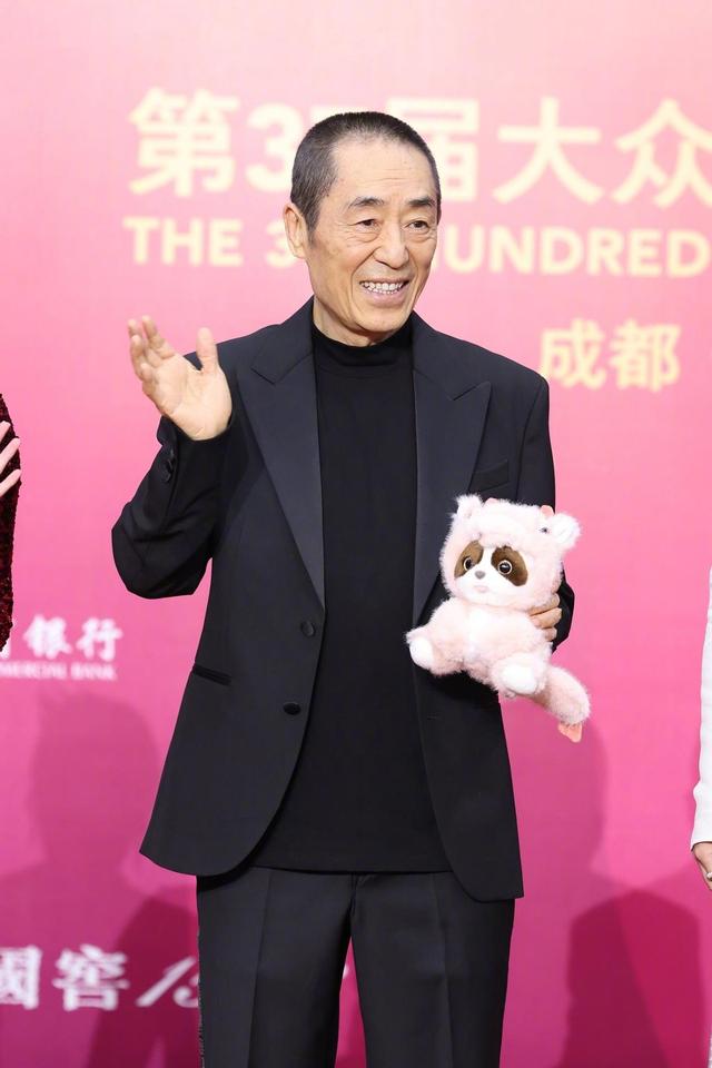 百花奖众生相:有人高兴啃奖杯,有人后台破大防,缺席的她赢麻了