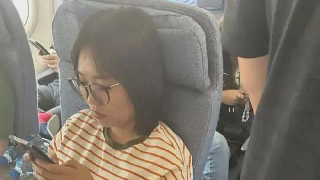 李雪琴飞机上被偶遇，胳膊腿好细真人太瘦，网友：90斤都没她腿细
