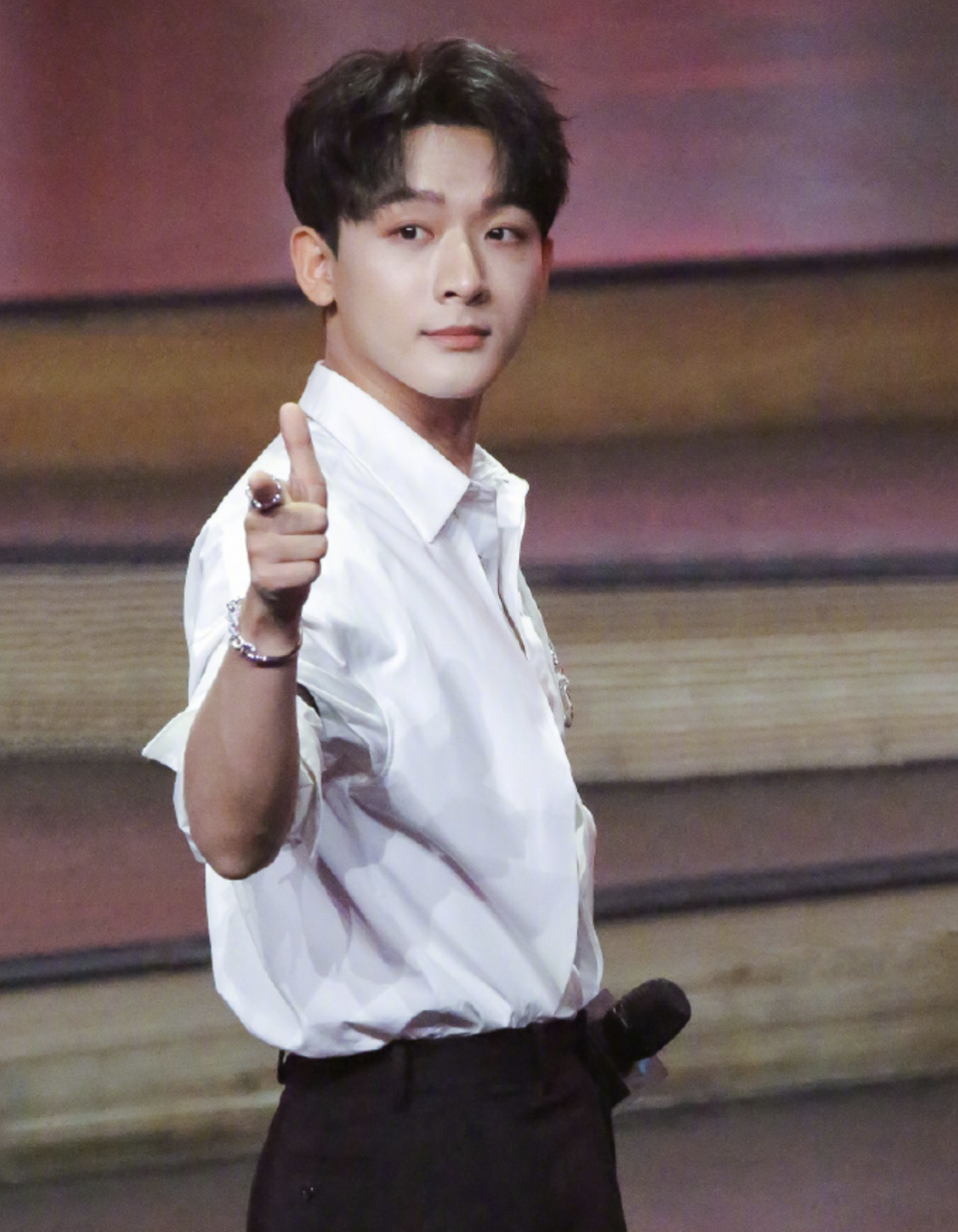 张晚意与塌房艺人一起拜佛被热议,网友犀利点评“物以类聚”