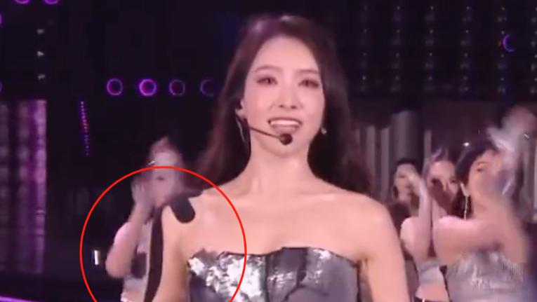 湖南跨年夜状况多：宋茜摔伤胳膊，汪涵声音哑了，王一博险象环生