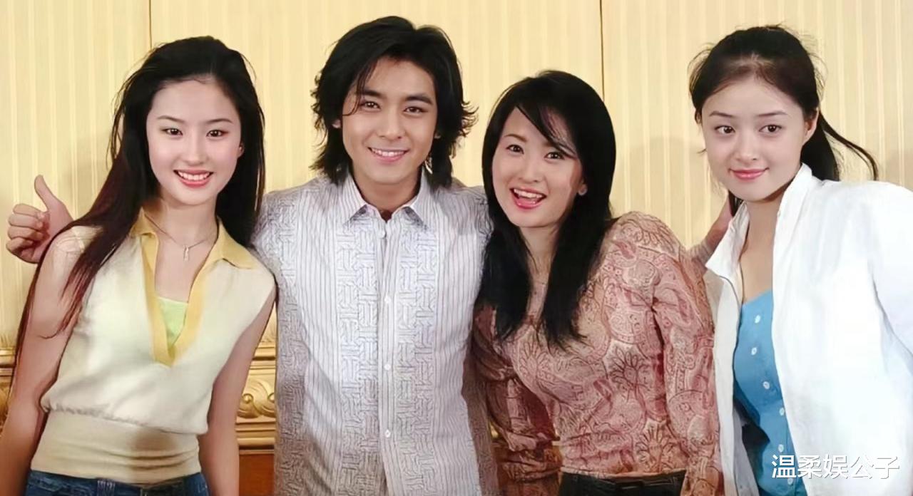 看了蒋欣19岁和刘亦菲合影,才知道她有多美,难怪41岁秒了关晓彤