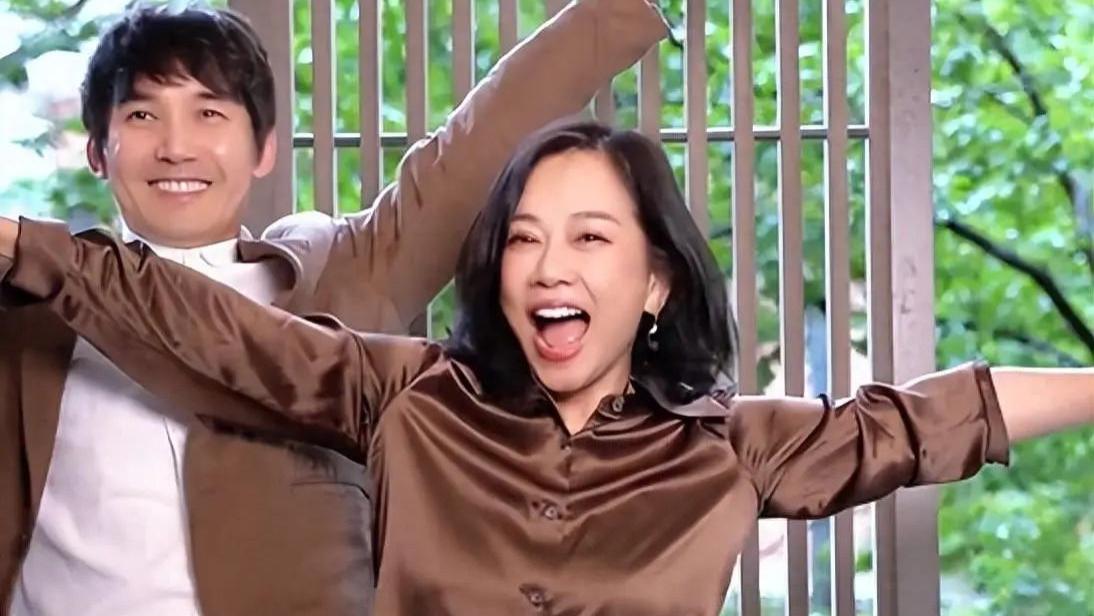 54岁陈松伶暴瘦26斤，与小9岁老公好般配，近照魅力四射女人味足