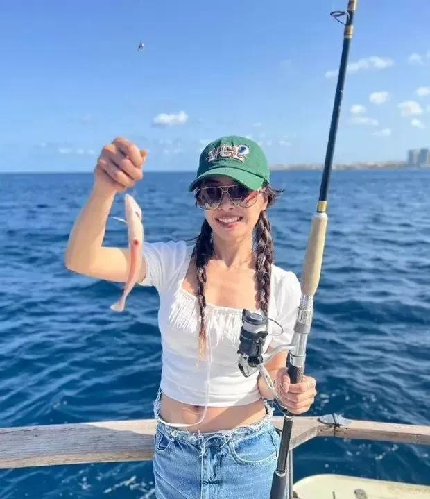 蔡依林晒旅行海钓plog 穿泳衣大秀长腿状态松弛