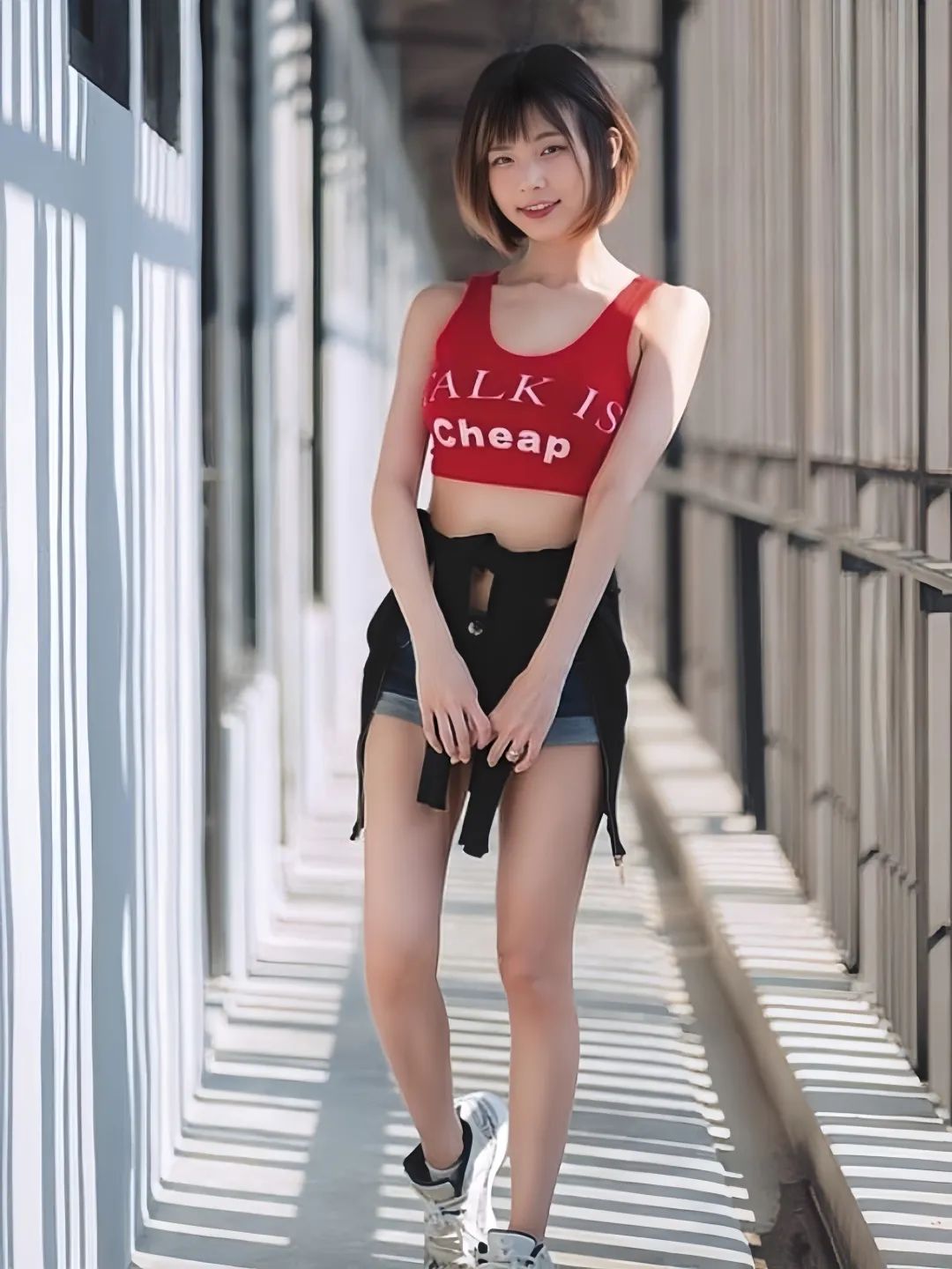 清纯童颜与火辣身材完美结合的短发辣妈