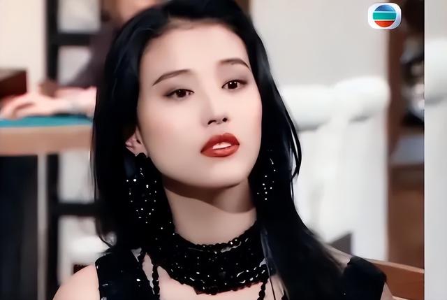 满嘴龅牙却美到惊人的女星，王祖贤周海媚上榜，你的童年女神在吗