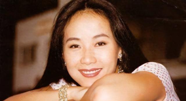 8位自然老去的女星，脸上被岁月补满刀，却活成了人人羡慕的模样