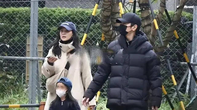 44岁高圆圆带女儿逛公园，穿着宽松身形似发福，脸色苍白疑太操劳