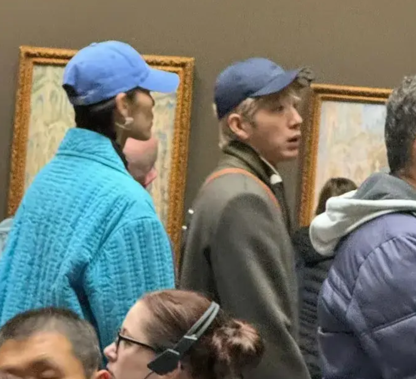 刘雯井柏然机场被偶遇,刘雯扎两麻花辫好小女人 挽着井宝幸福甜蜜