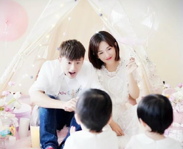 张杰晒一家五口除夕照,谢娜晒一大家子年夜饭,三个女儿太有爱了