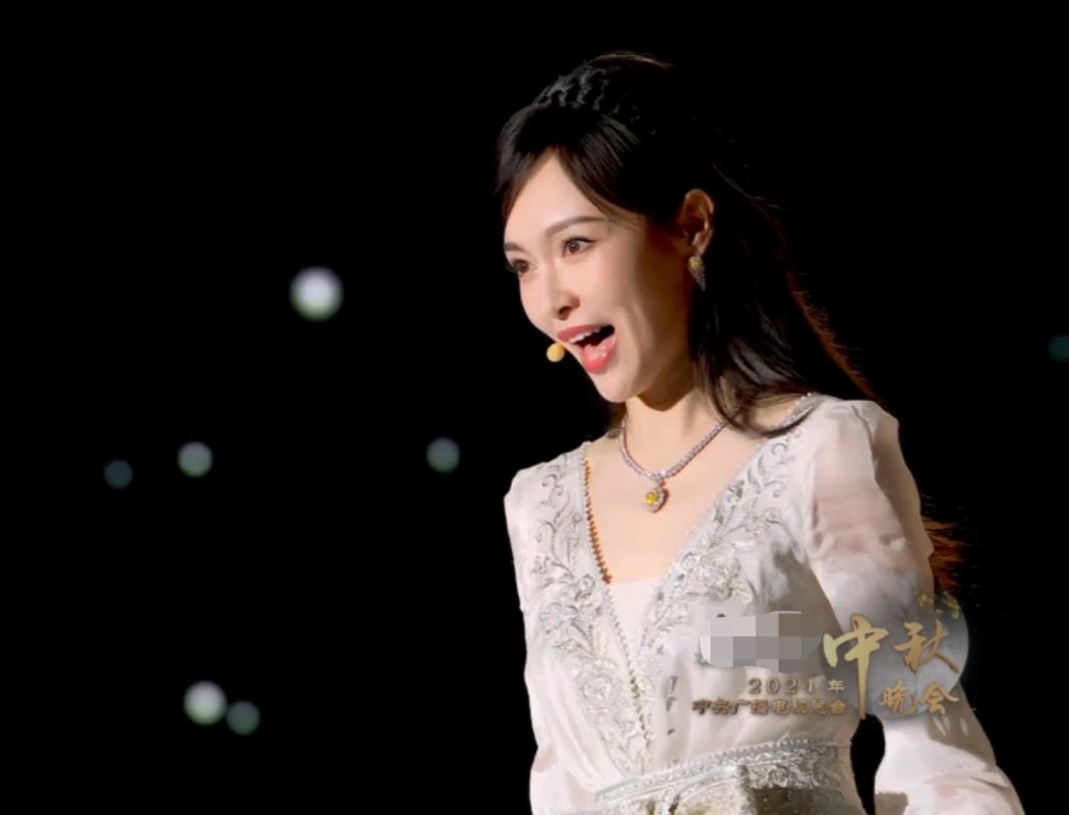 央视中秋晚会:刘涛露香肩,关晓彤长腿抢镜,李宇春脸又方了