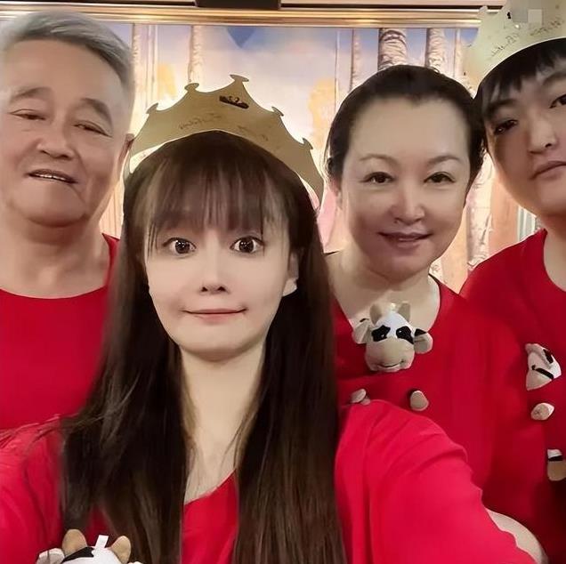 67岁赵本山正式复出!携赵家班开启世界巡演,行程曝光春节都不休