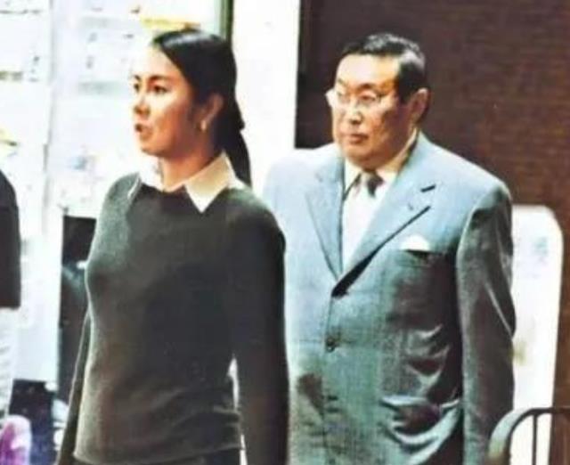 何莉莉：赶走3任情妇就是不离婚，花44年熬死老公，独享70亿遗产