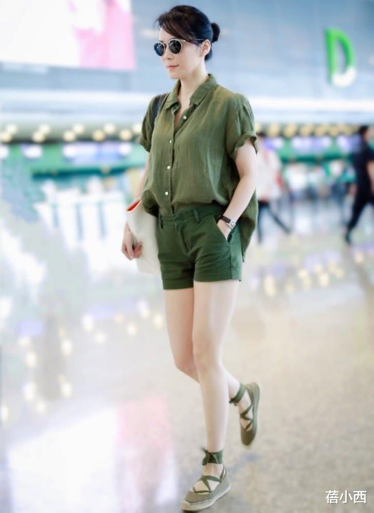 俞飞鸿剪了短发后气质更高级!穿短上衣+喇叭裤,53岁美出新高度