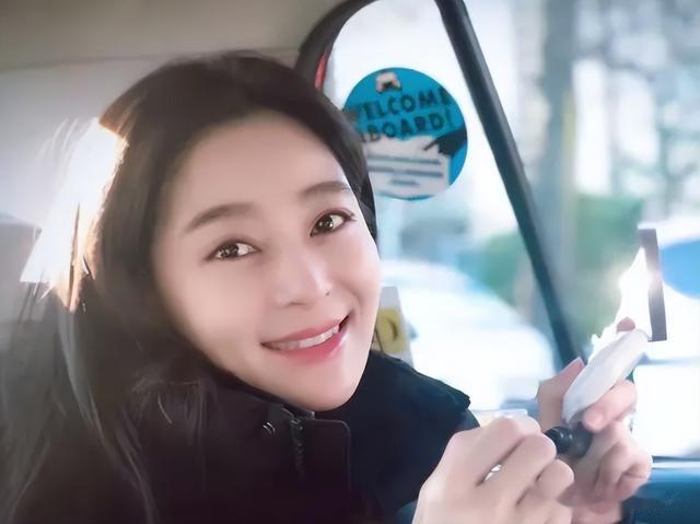 王媛可:倒追帅气丈夫5年,婚后生下双胞胎,一家四口其乐融融