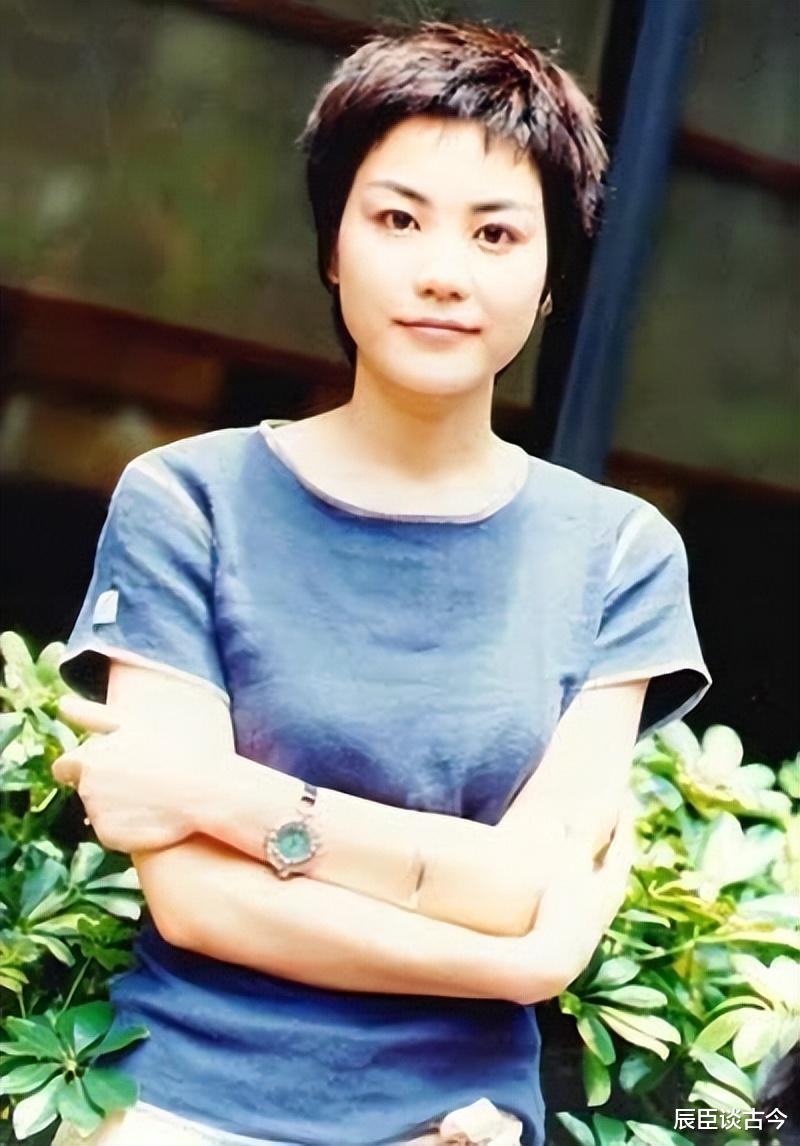 把两位前婆婆当成亲妈,帮助情敌女儿出道,王菲的格局不一般