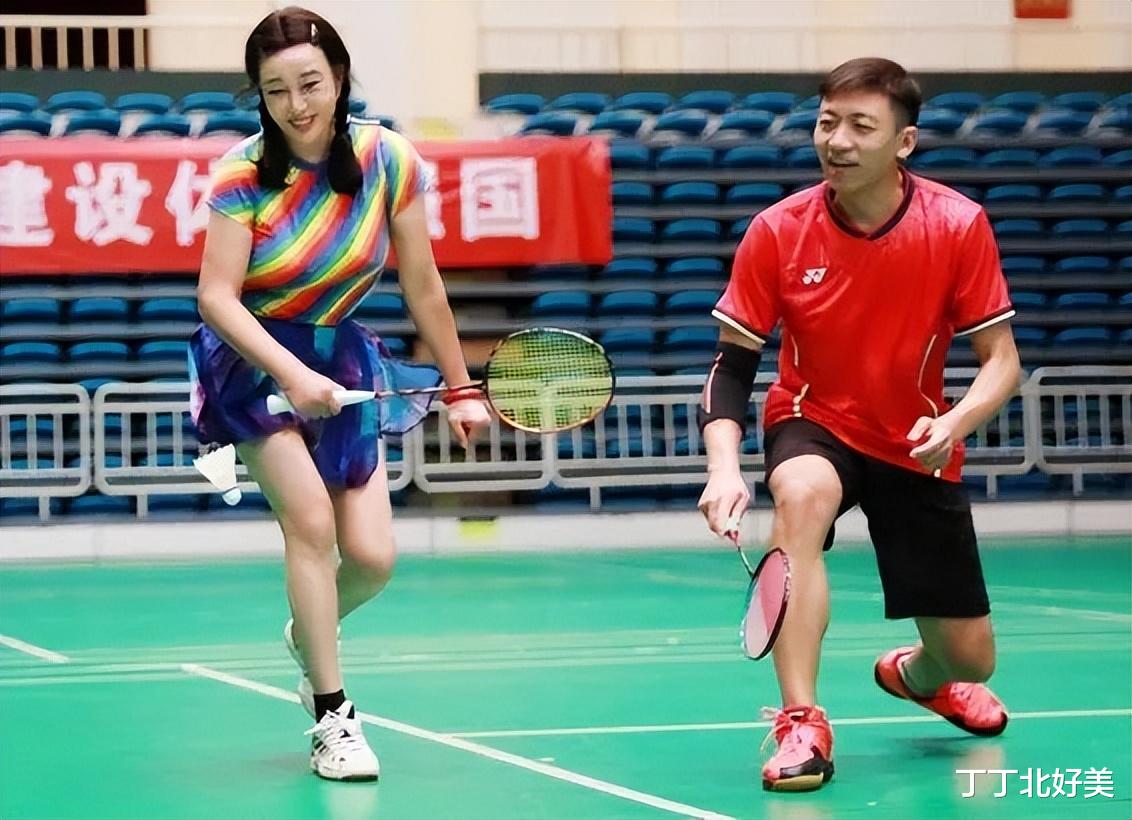 刘晓庆又高调杀回来,穿衬衫+超短裤像个小姑娘,大长腿好抢风头