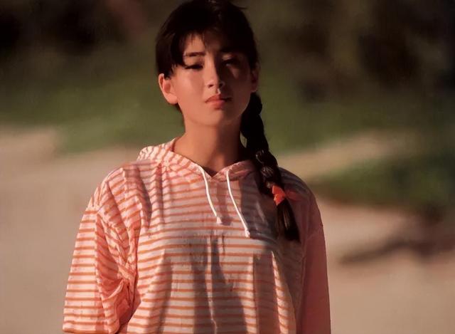 宫泽理惠14岁时，母亲带她敲响了导演的房门，这种痛要用一生治愈