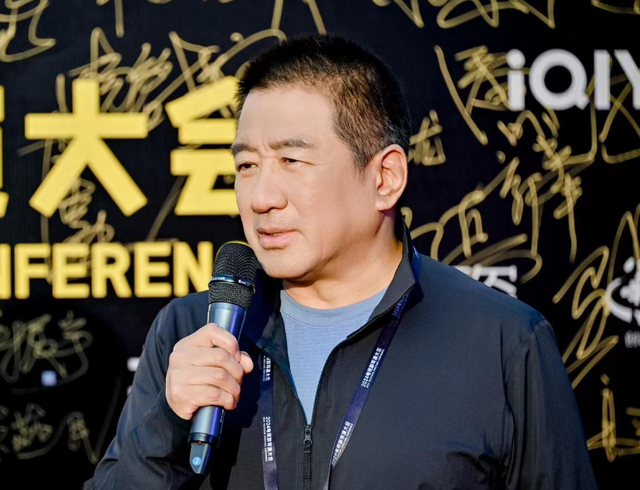 周迅“又矮又瘦”算大美女吗？看到她和47岁陈数同台，你就有答案