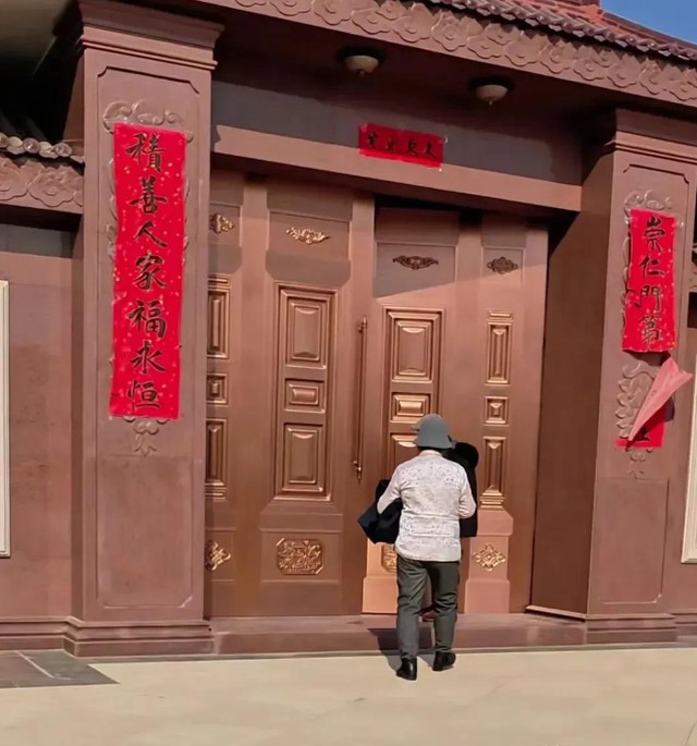 接地气!刘强东父母低调坐车离开光明村,不忘用红色桶带着农货