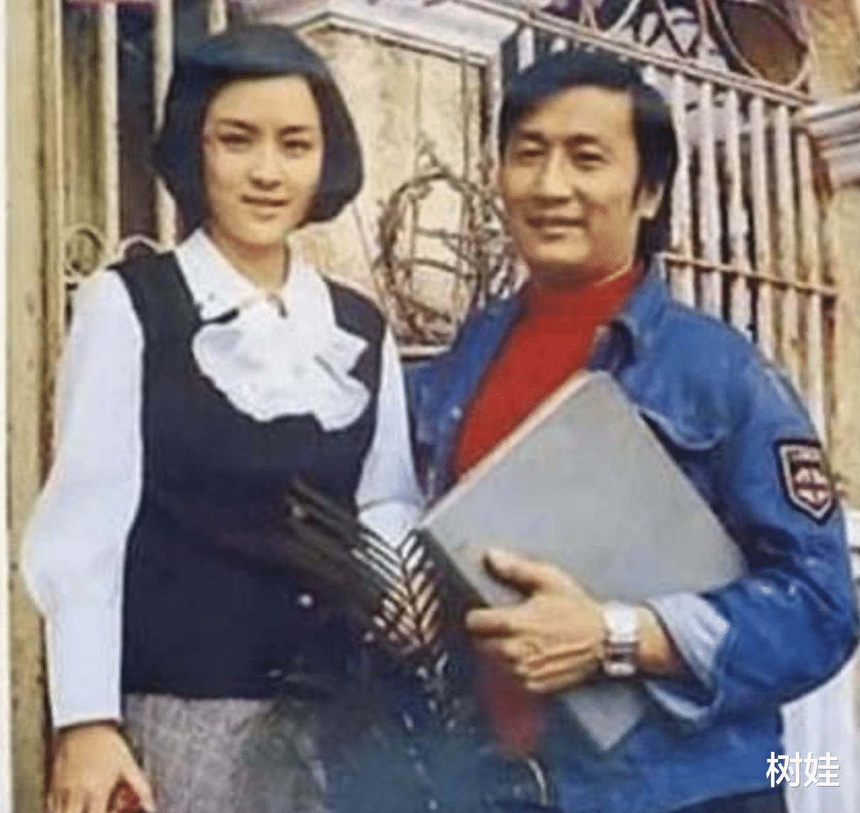 谢贤两任前妻罕见同场,72岁狄波拉满面春风,主动与甄珍贴身合照