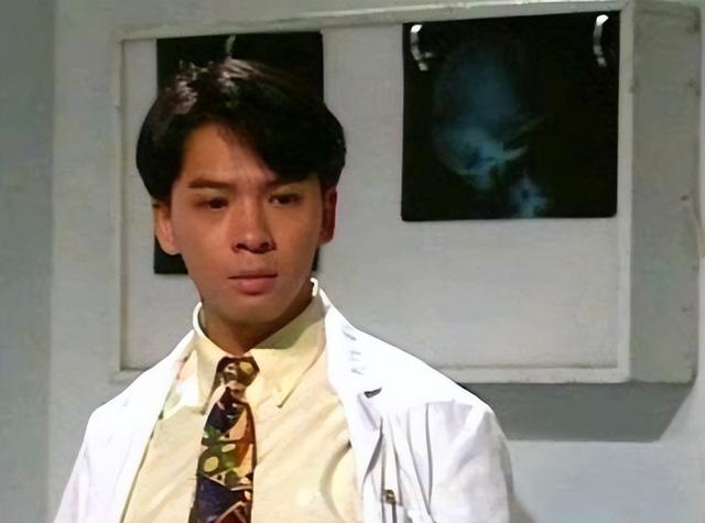 《大时代》丁蟹一家32年后现状，77岁郑少秋帅到老，四蟹变大叔！