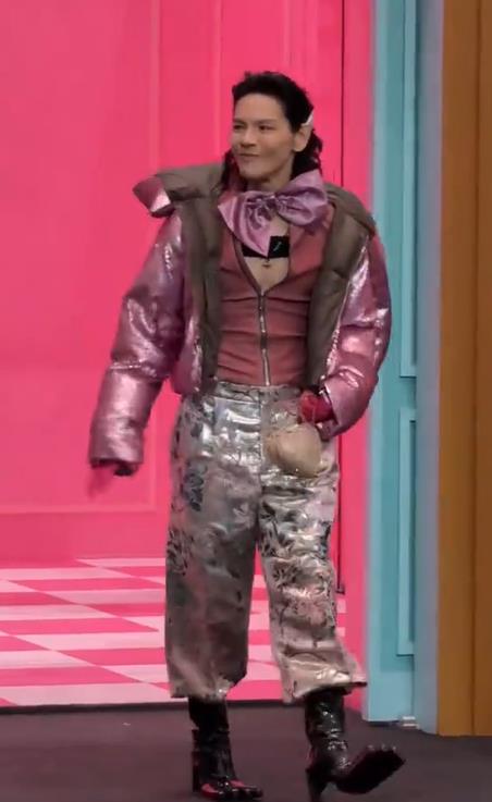 收手吧向佐,没完没了的“秀身材”,再“性感”观众也会腻