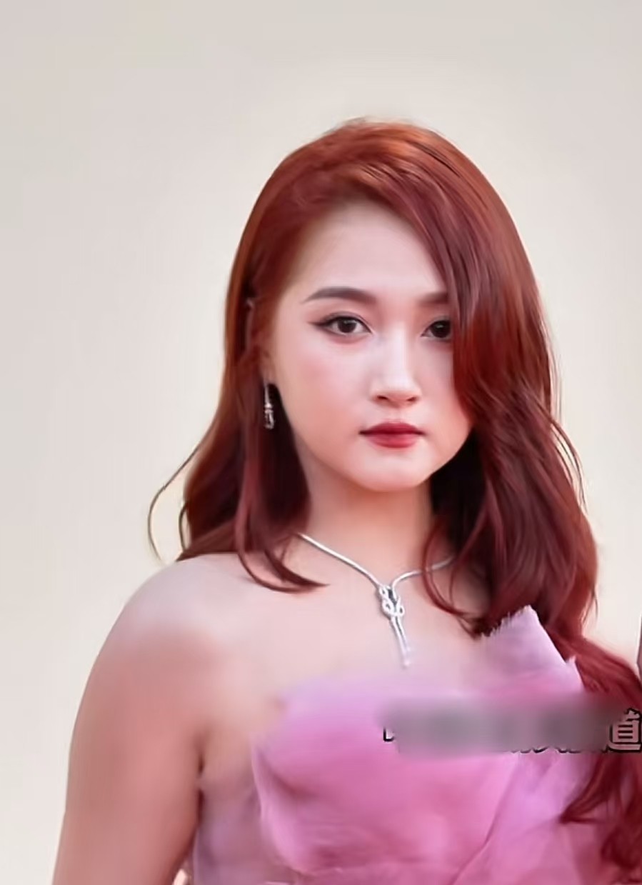 与鹿晗相恋7年，关晓彤逐渐沦为笑话，网友们的话开始应验了！