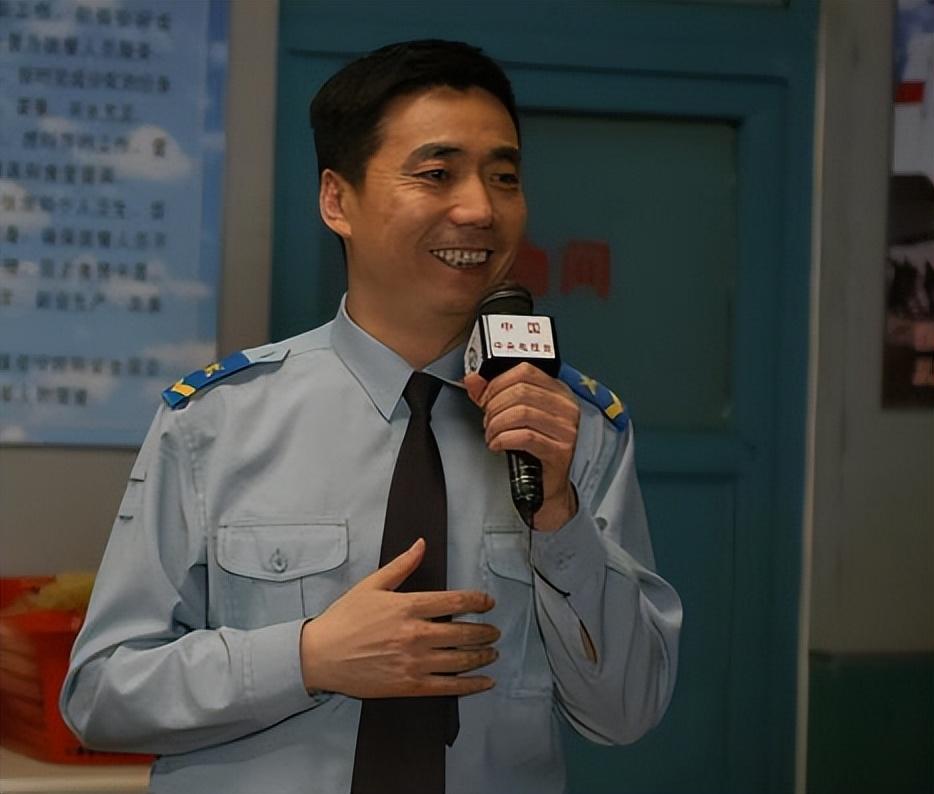 范明：娶大6岁的厉玲，将继子视如己出，现在继子成他骄傲