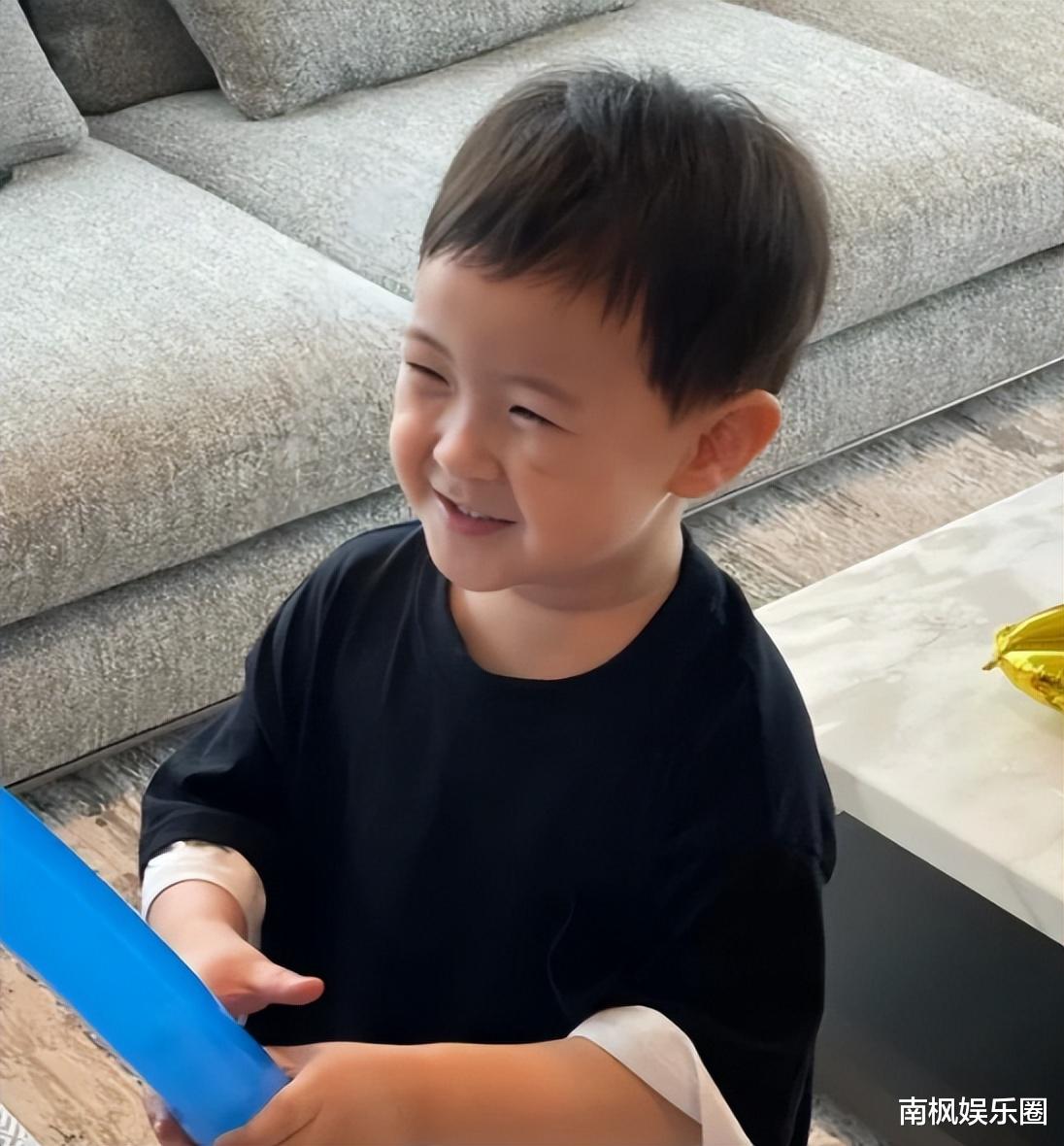 完美避开父亲高颜值基因，沈腾6岁儿子亮相，眉眼与妈妈如粘贴复制