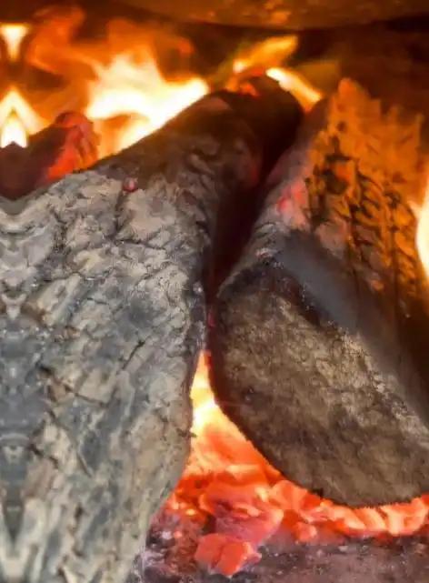 演员郭晓峰在山东老家帮母亲接待亲戚，烧火做饭吃水煮菜，接地气