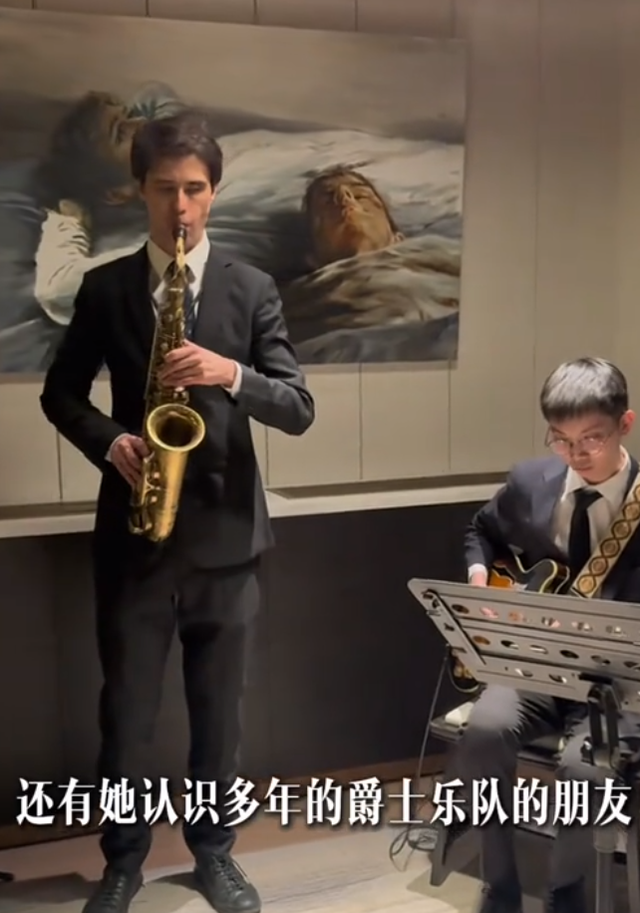 朱珠租北京四合院办艺术展，邀请圈内名流，戴钻石项链讲解超贵妇