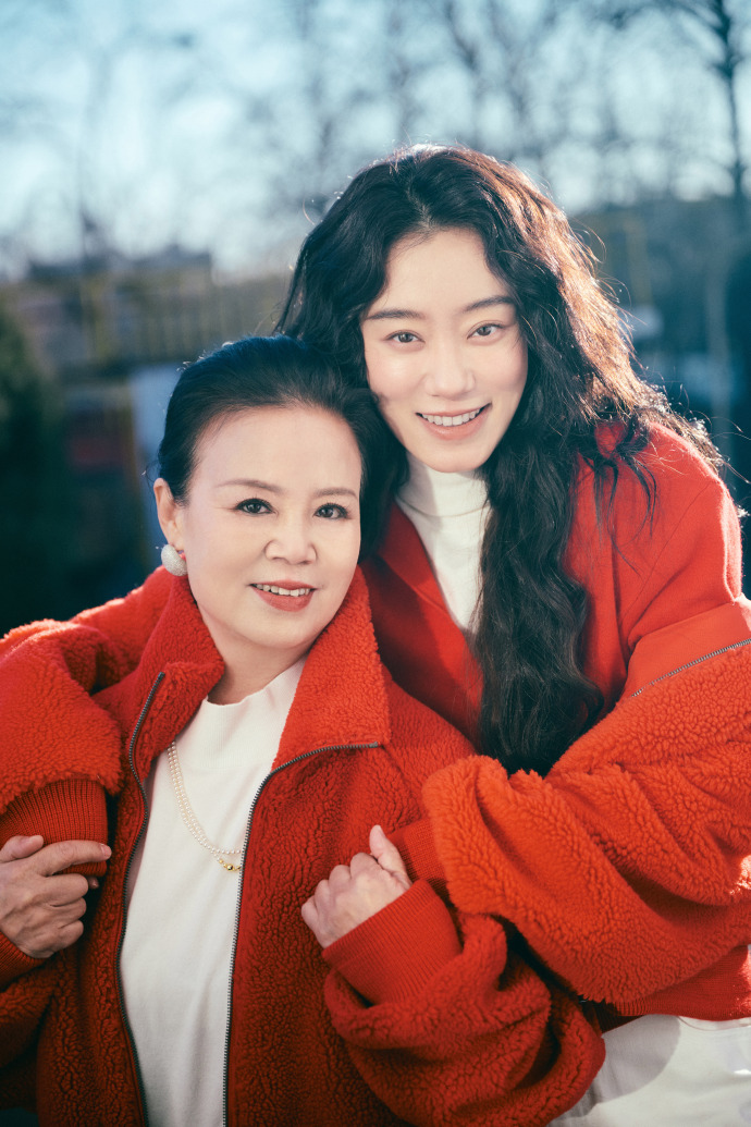 张小斐工作室晒照，妈妈穿同款大红外套为她庆生，母女看着好温馨