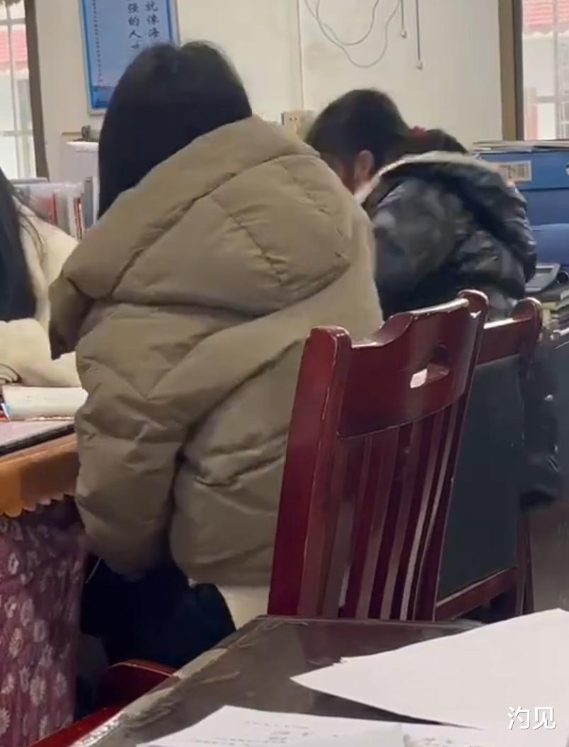 女教师办公室殴打学生,边骂边打、行为恶劣,当地镇政府回应