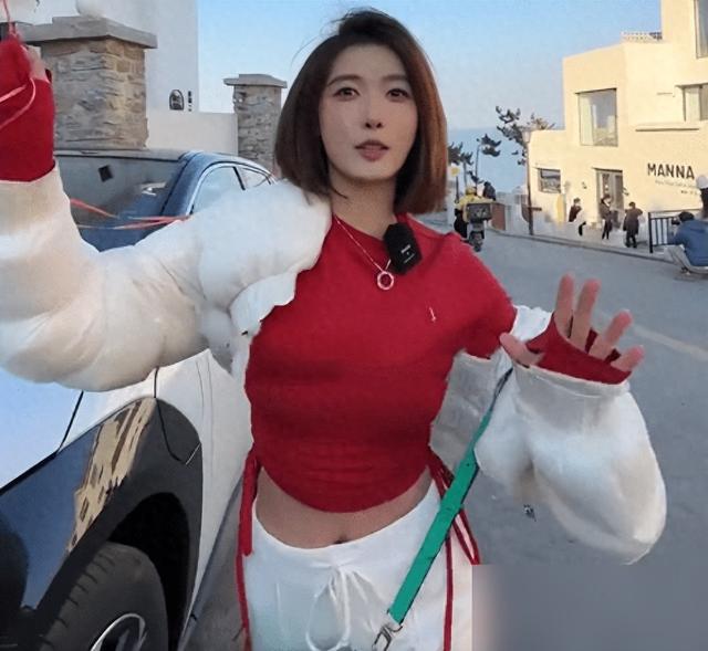 聂小雨零下十几度露肚脐，羽绒服当披肩穿引争议，网友：不如不穿