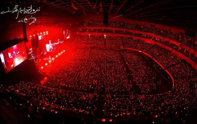 刀郎合肥演唱会后台照曝光,挤眉弄眼抬手作揖,现场座无虚席