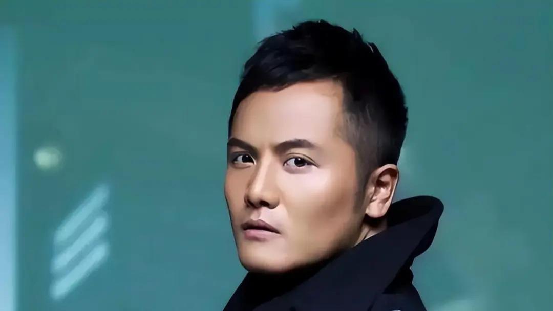 他是张嘉译的亲表弟，被表哥用11部戏带红，如今42岁片约不断