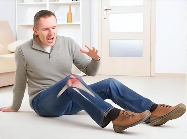 走路的时候，膝盖突然“软”一下，身体可能是在暗示你