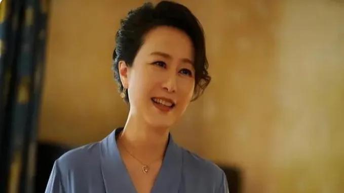 她30岁走红，低调嫁给乒乓王子，如今在《玫瑰的故事》中演美丽妈妈