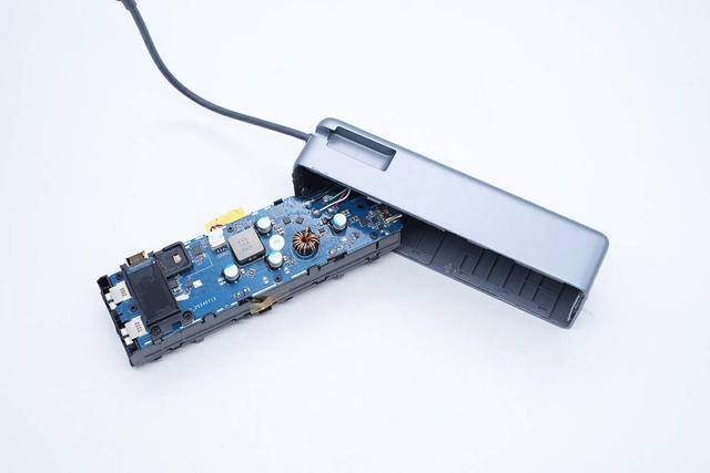 支持65W PD快充和120W小米快充，小米165W自帶線充電寶拆解