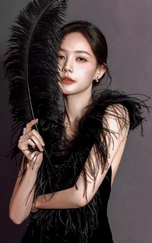 34岁李一桐，美背眼神杀