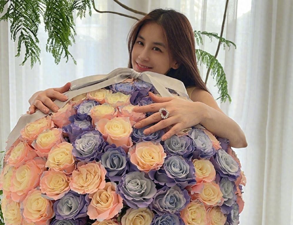 黄圣依恋情曝光？情人节晒礼物，杨子深夜发文被网友嘲讽你是小丑