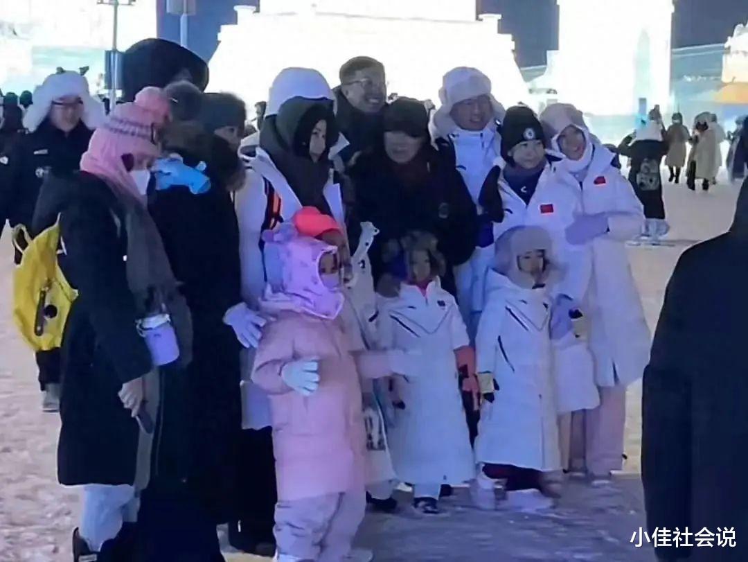 刘亦菲去哈尔滨看冰封黄玫瑰,一身行头超10万,她姥姥是哈尔滨人
