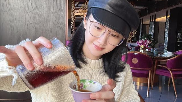 景甜酒店度假亲自泡茶喝，大病初愈气色好，手又细又嫩！白得发光